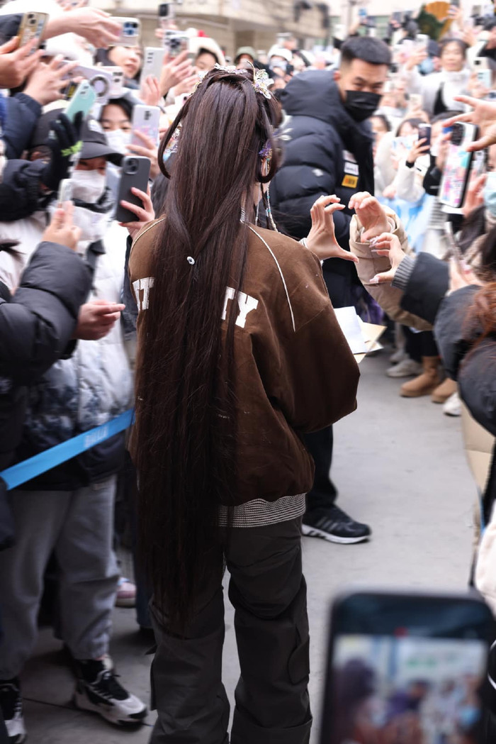 Hình ảnh Bạch Lộc nán lại 'ghép tim' với fan nhận mưa lời khen.