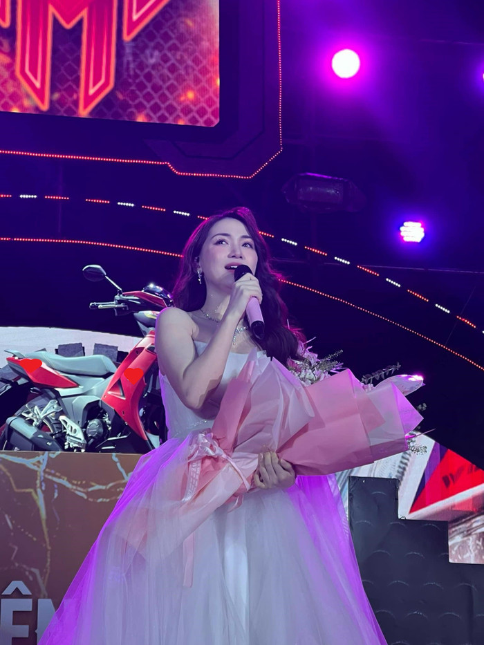 Làn da trắng sáng của Hòa Minzy vẫn vô cùng nổi bật qua cam thường