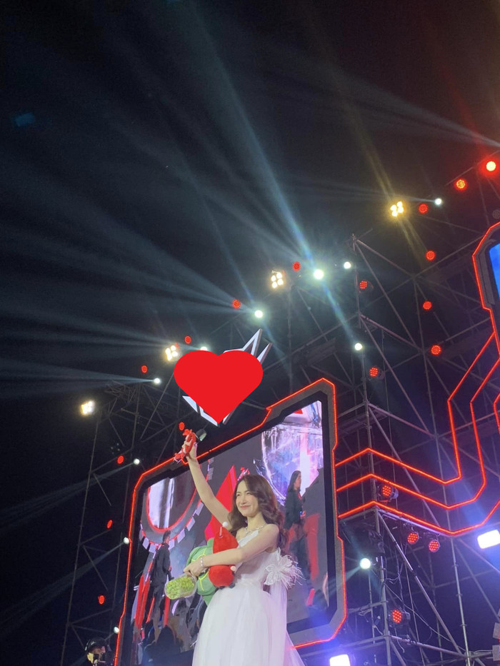 Nguồn năng lượng tích cực của Hòa Minzy đã lan tỏa tới tất cả mọi người có mặt tại đêm nhạc