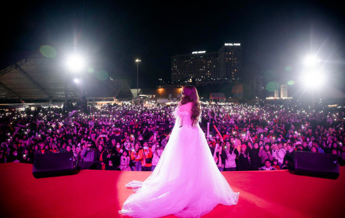 Những đêm nhạc có sự xuất hiện của Hòa Minzy đều nhanh chóng được lấp đầy bởi đông đảo khán giả