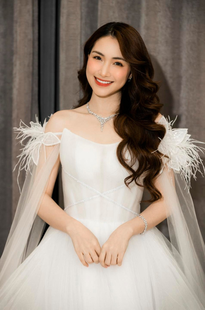 Hòa Minzy đặc biệt ưa chuộng những bộ váy thướt tha, tôn lên nhan sắc kiều diễm