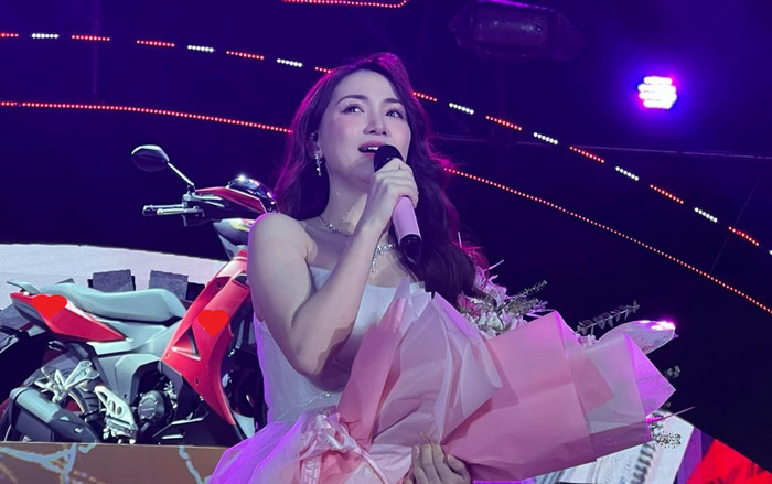 Hòa Minzy đẹp nao lòng qua ảnh chụp lén Ảnh 2