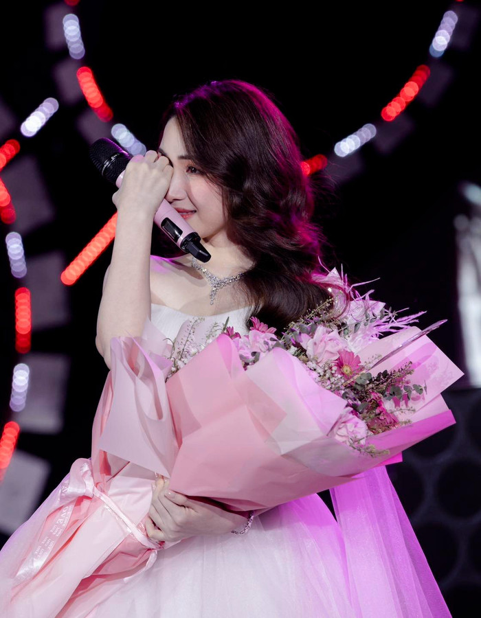 Hòa Minzy rơi nước mắt trước tình cảm của mọi người dành cho bản thân
