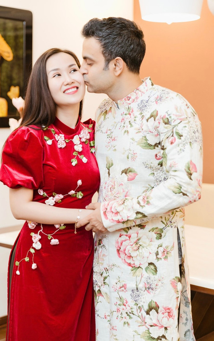 Năm 2017, ca sĩ tình cờ gặp Vikas Chaudhary trong một bữa tiệc của bạn. 