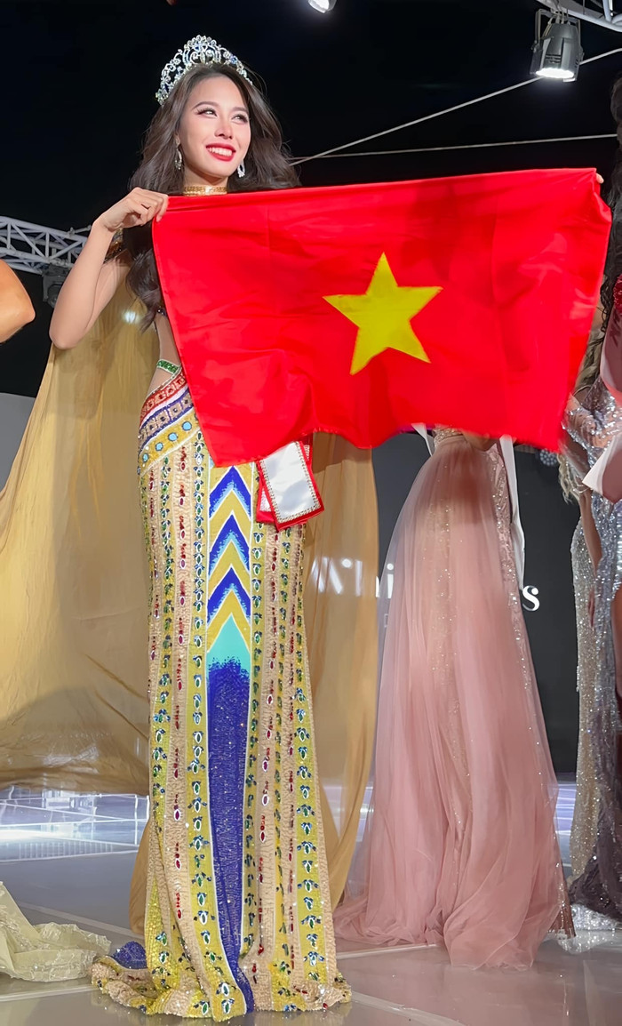 Ngọc Hằng về Việt Nam, tự tin sải bước catwalk và hô vang thành tích mới tại Miss Intercontinental Ảnh 4