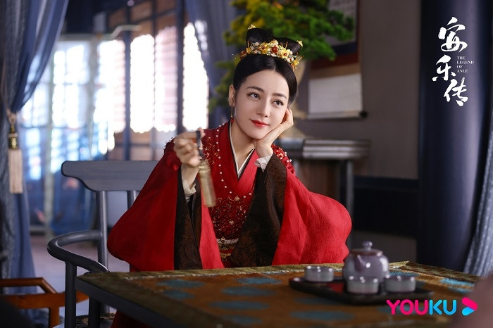 Cho ra mắt tới hai dự án phim trong vòng một năm, nhưng không có bộ nào của Địch Lệ Nhiệt Ba đủ sức gây bão màn ảnh nhỏ. 