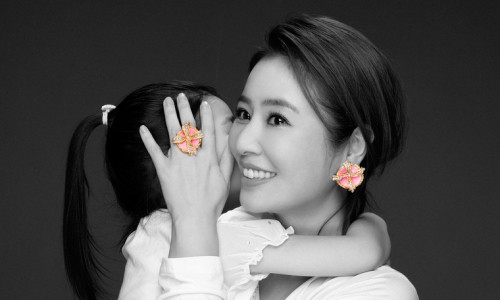 Đây là bức ảnh đầu tiên Lâm Tâm Như công khai chụp cùng con gái, nhưng nữ diễn viên vẫn dùng tay để che khuôn mặt của nhóc tỳ