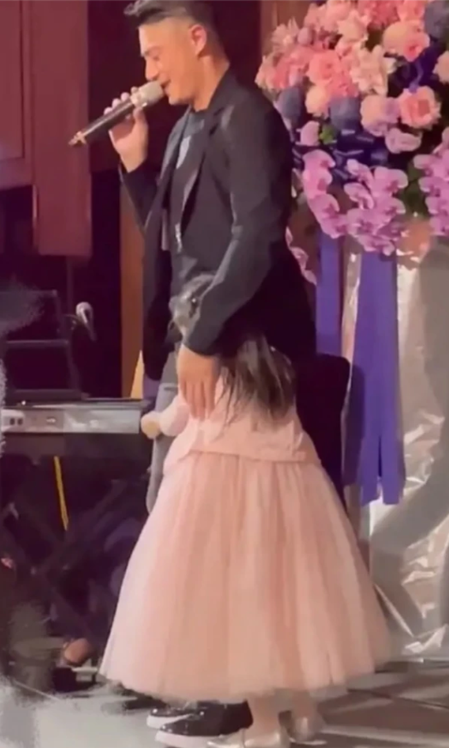 Giống như Lâm Tâm Như, Hoắc Kiến Hoa cũng ra sức bảo vệ con gái