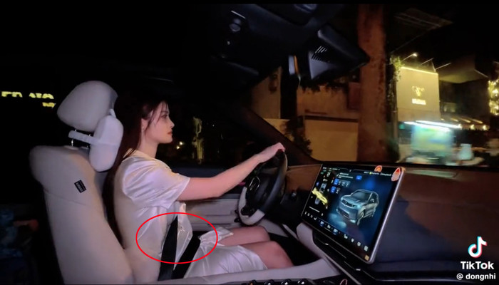 Đông Nhi lộ vòng hai lùm lùm.