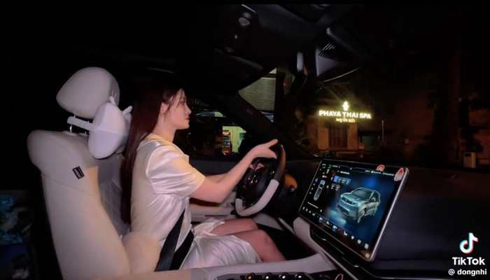 Đông Nhi đăng tải đoạn clip tự lái xe về nhà. 