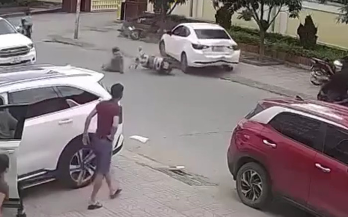 Điều khiển xe ô tô, nữ tài xế khiến cả con phố hoảng loạn ngay sau đó Ảnh 2