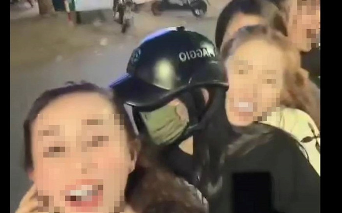 5 cô gái trẻ làm điều đáng xấu hổ giữ phố khiến tất cả bất bình Ảnh 2