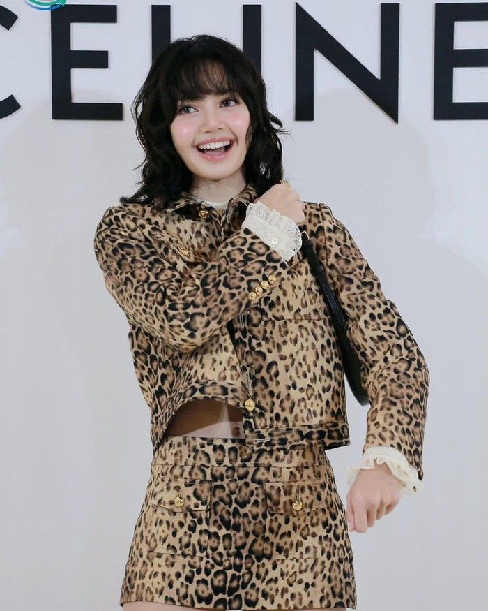  Tăng điểm tạo hình, cô nhấn nhá thêm túi xách cùng đôi boots cổ cao phong cách.  