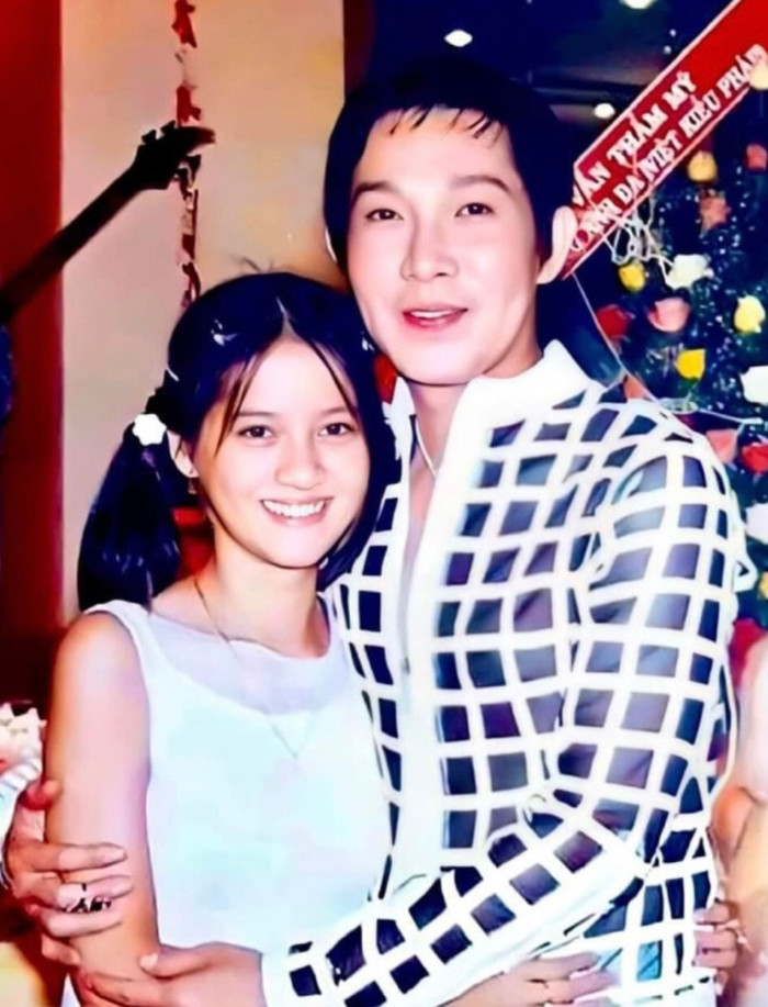 Hồng Loan (ngày bé) bên ba. 