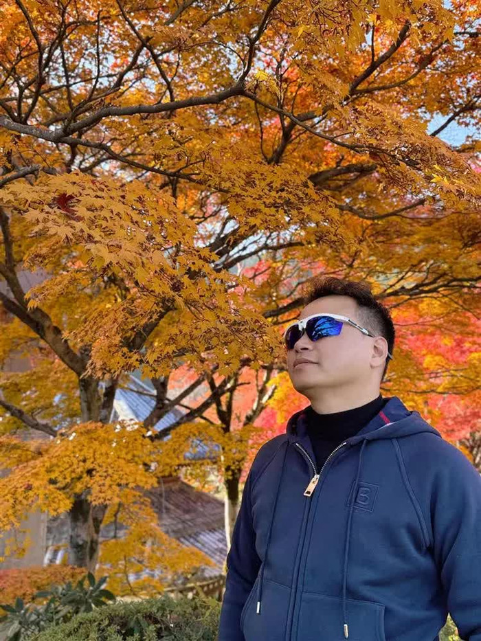 Đi du lịch Nhật Bản cùng vợ, bất kể ngày hay đêm, Shark Bình cũng đeo chiếc kính râm này