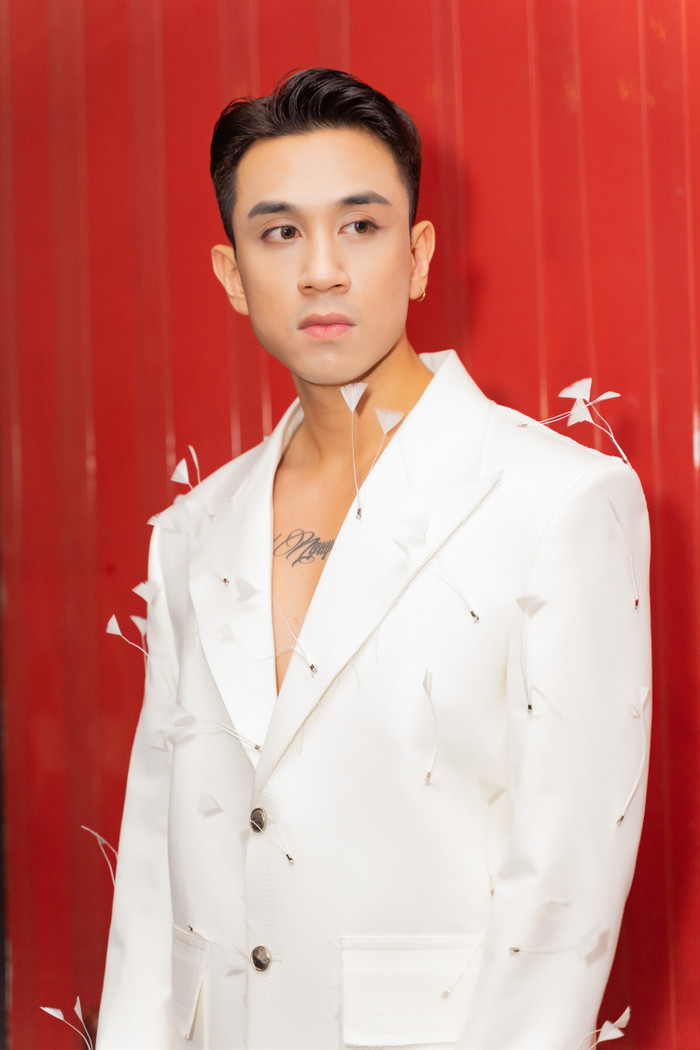 Dương Edward là nam ca sĩ trưởng thành từ Vietnam Idol 2016.