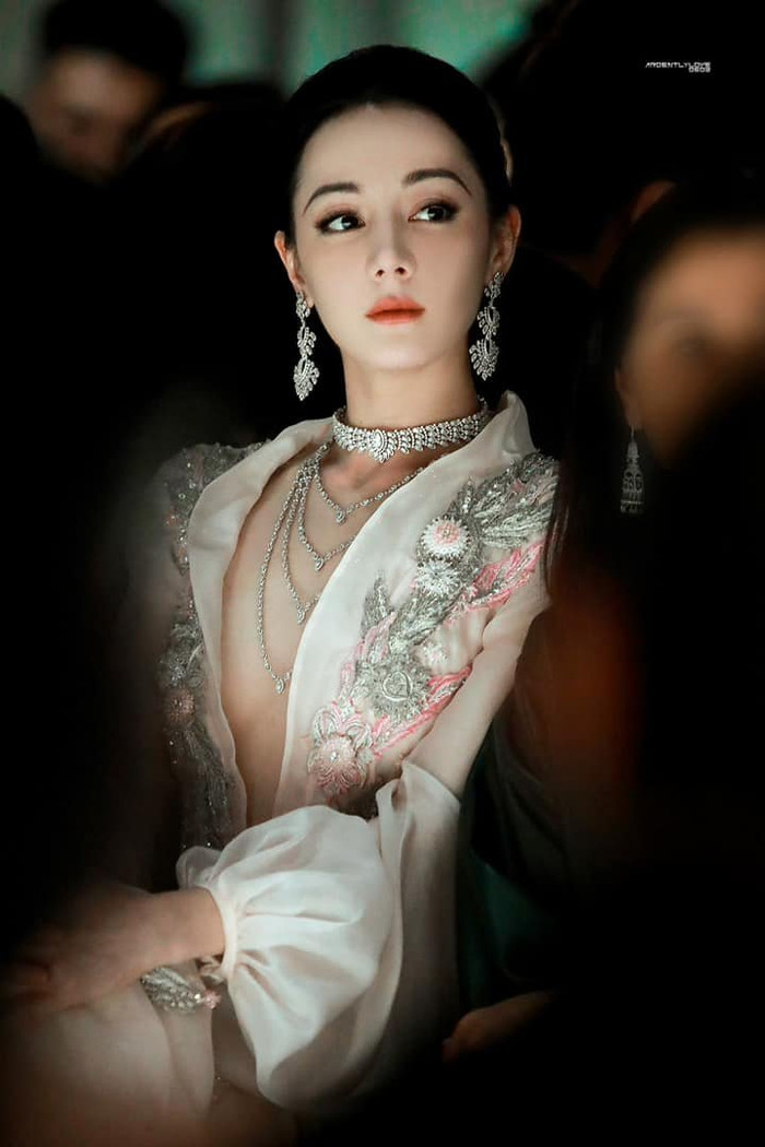 Dân tình luôn mong ngóng tạo hình thảm đỏ của Địch Lệ Nhiệt Ba.