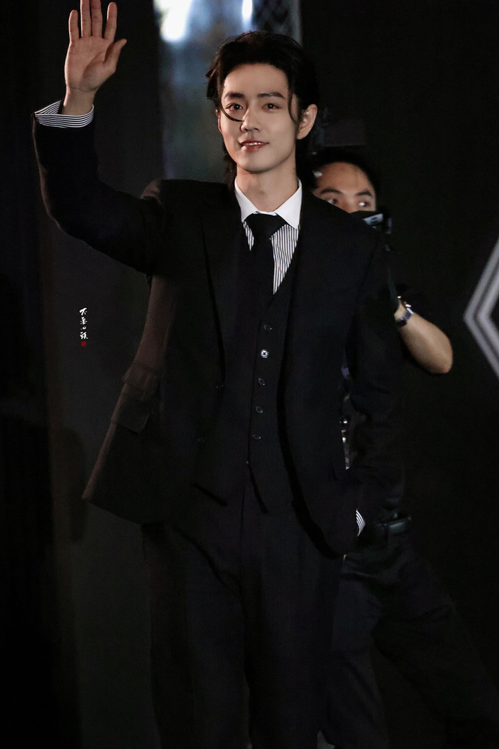 Tiêu Chiến xuất hiện tại một sự kiện ở Singapore ngày 2/12 làm netizen náo loạn.&nbsp;