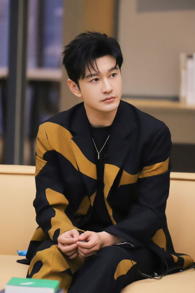 Cư dân mạng tò mò thời điểm Huỳnh Hiểu Minh quen bạn gái mới.