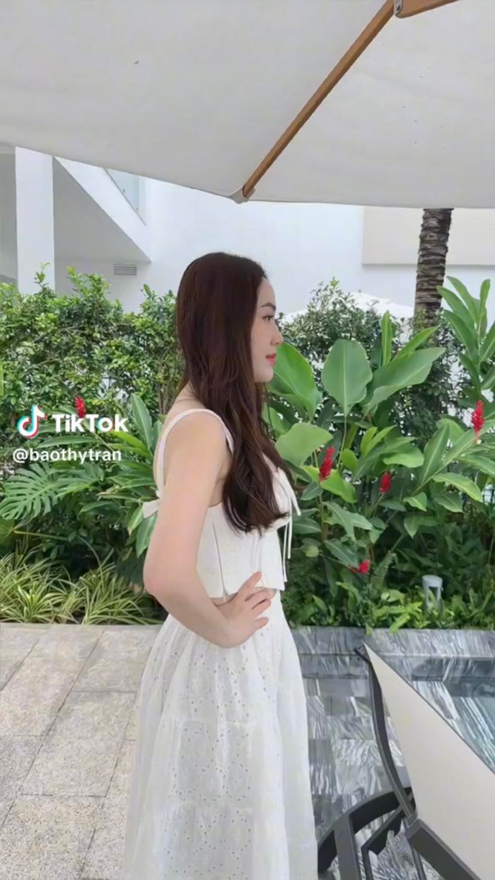 Bảo Thy bất lực chống tay nhìn bầu trời đổ mưa