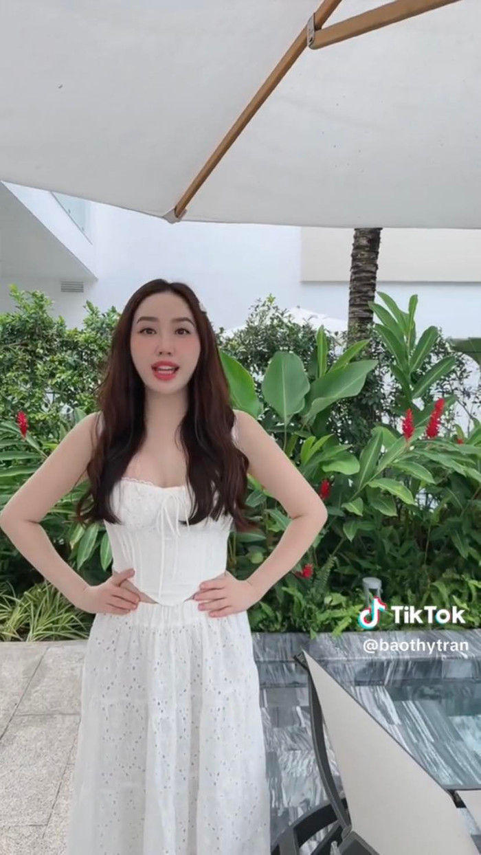 Bảo Thy vô cùng bối rối vì không thể chụp hình như mong muốn dù đã chờ đến ba ngày để trời ngớt mưa