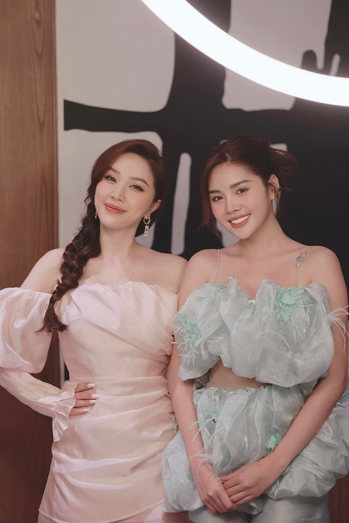 Khi chụp hình cùng một số đàn em trong nghề, nhan sắc của Bảo Thy không hề bị 'lép vế'