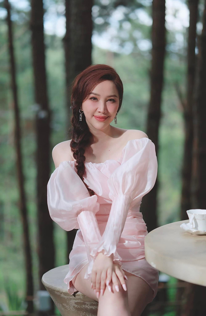 Bảo Thy vẫn là tín đồ của những bộ cánh dịu dàng, nữ tính