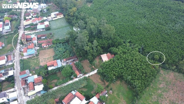 &nbsp;Vị trí phát hiện cháu là một khe cạn nước sâu chừng 2m, cách nhà chừng 200m, cách con đường khoảng hơn 100m. (Ảnh: VTC News)&nbsp;