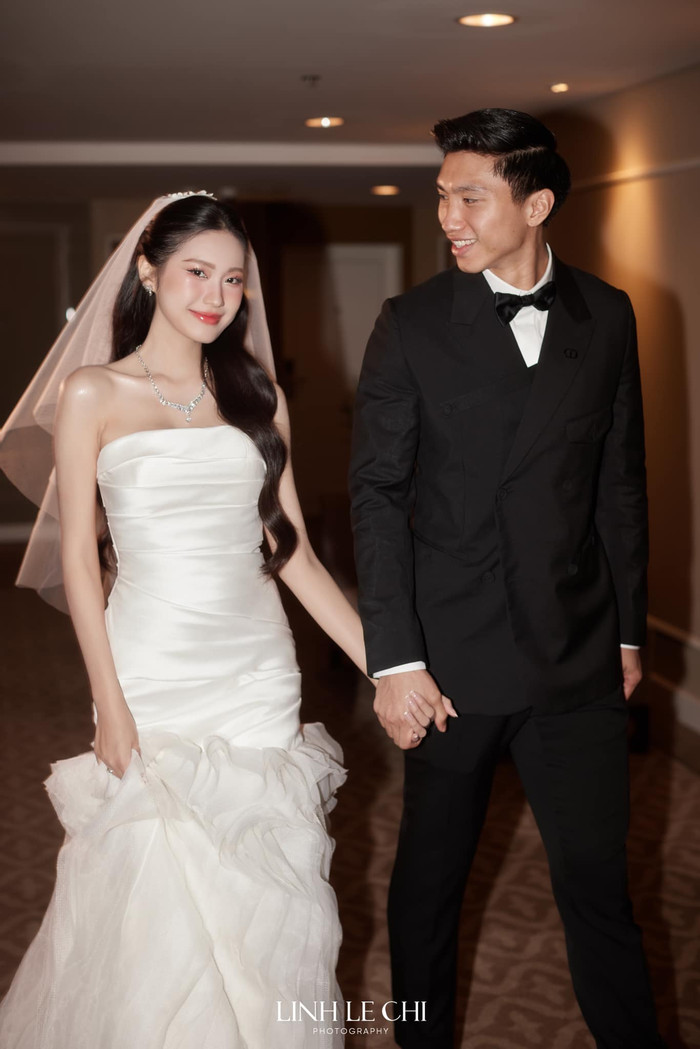 Dưới ánh đèn flash, phần bụng nhô lên của Doãn Hải My lại càng rõ ràng hơn bao giờ hết (Ảnh: Linh Lê Chí)