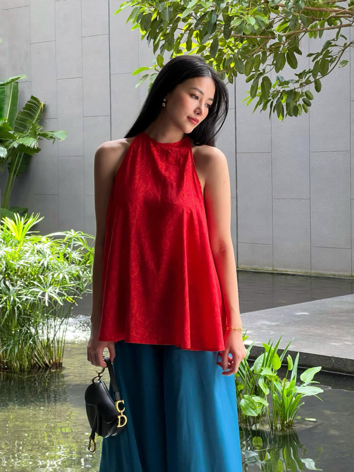 Hoa hậu Phương Khánh thường mặc những bộ đồ nữ tính, dịu dàng