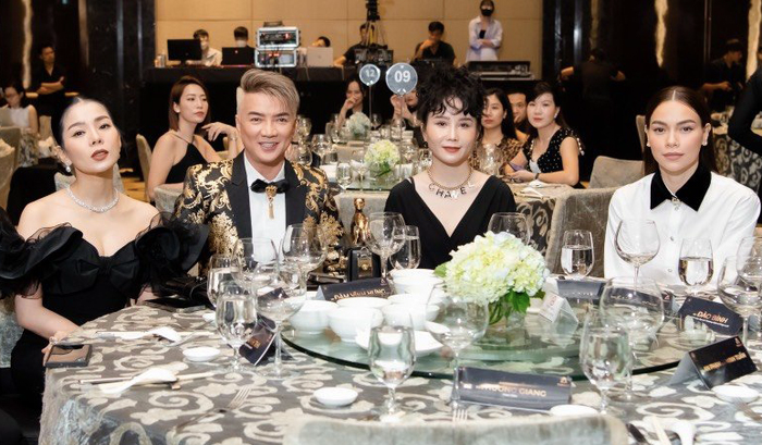 Lần hiếm hoi Hồ Ngọc Hà và Lệ Quyên chung khung hình là tại sự kiện có sự góp mặt của Đàm Vĩnh Hưng. 