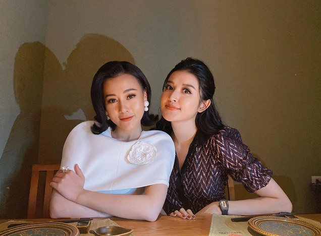 Phương Oanh - Huyền My là cặp chị em thân thiết. Dù kém nhau 6 tuổi, thế nhưng nàng hậu từng cho biết cả hai vô cùng 'tâm đầu ý hợp'. 