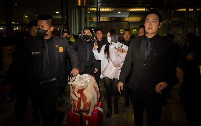 Cô bất ngờ trước sự chào đón nồng nhiệt của khán giả.