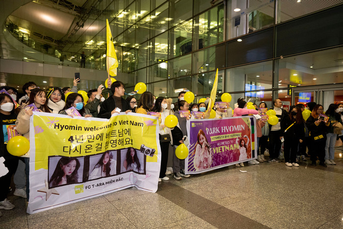 Các fan của cô nàng có mặt từ sớm để chào đón thần tượng.