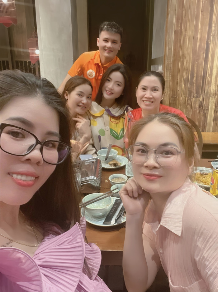 Chu Thanh Huyền được cho là có mối quan hệ thân thiết với nhà chồng, khi nhiều lần cô đã xuất hiện cùng Quang Hải và người thân của bạn trai