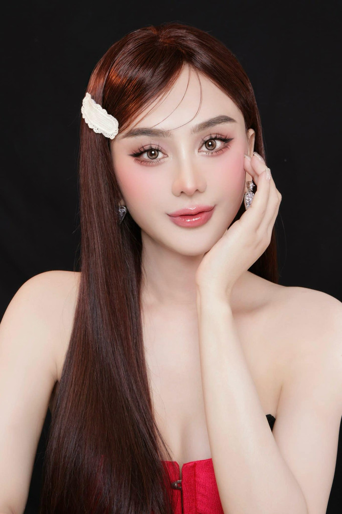 Người đẹp chuyển giới khoe vẻ đẹp trong trẻo ở tuổi 45.