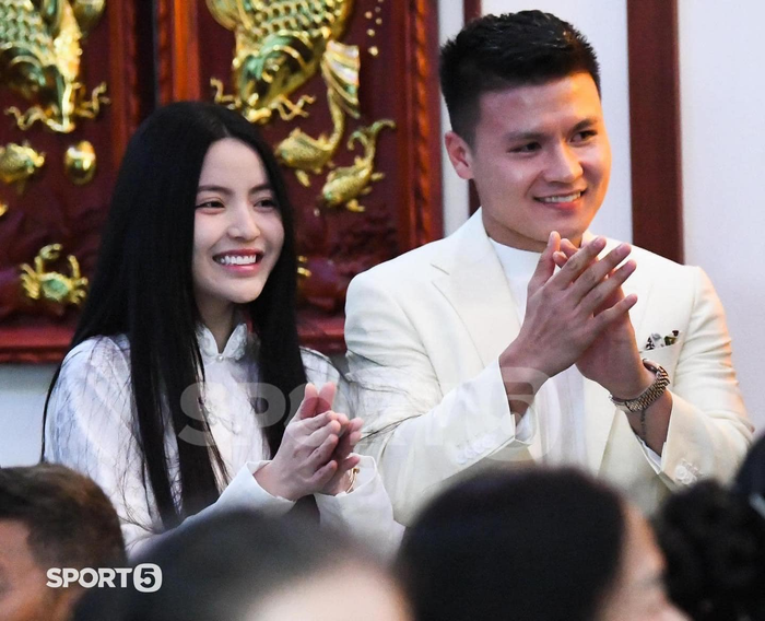 Có thể, lớp trang điểm của cô dâu được thực hiện bởi chính chủ. Do đó, gương mặt cô nàng bị thiếu điểm nhấn hơn khi được đánh khối và màu mắt đầy đủ. (Ảnh: Sport 5)