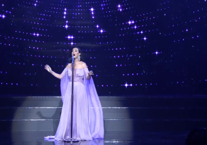 Cô nàng khoe giọng hát nội lực.