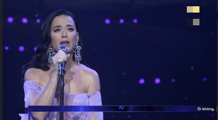 Việc Katy Perry sẵn sàng thay đổi phong cách thường ngày trong lần đầu biểu diễn tại Việt Nam khiến khán giả vô cùng thích thú