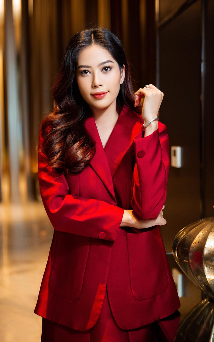Nam Em luôn đeo nhẫn cầu hôn mỗi khi đi làm