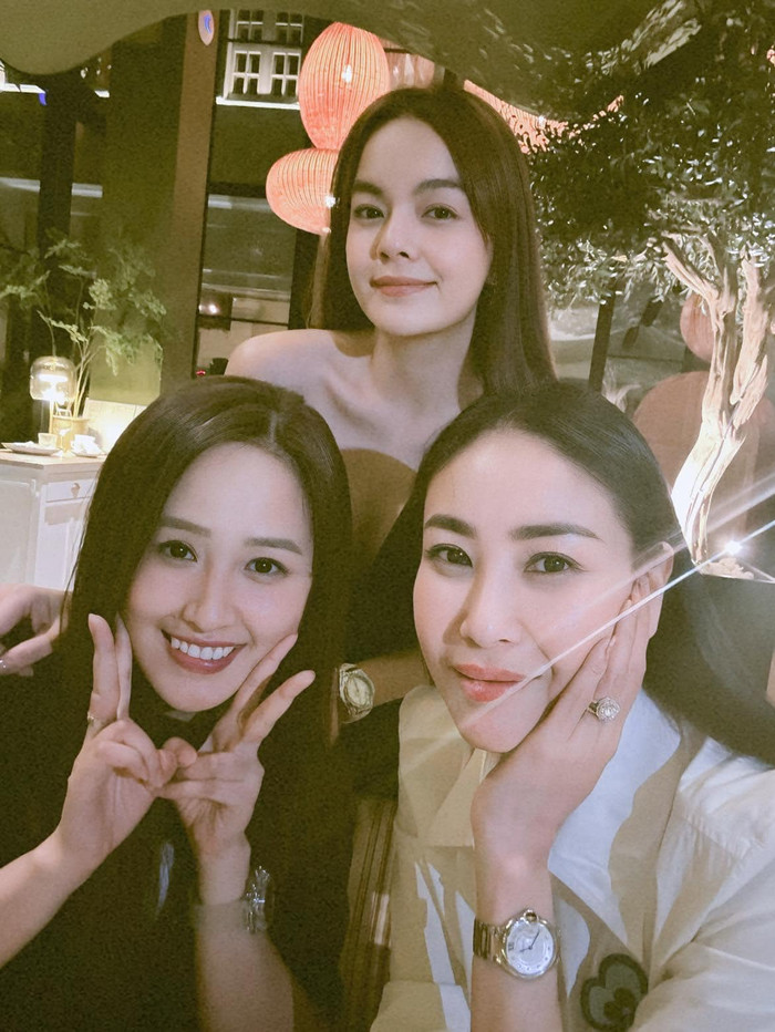 Mai Phương Thúy thoải mái để mặt mộc mỗi khi gặp gỡ những người bạn thân thiết