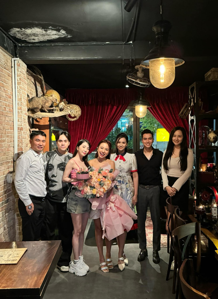 Mai Phương Thúy e ấp, ăn vận giản dị khi gặp gỡ bạn bè