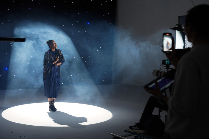 Nữ ca sĩ thực hiện MV cộng đồng.