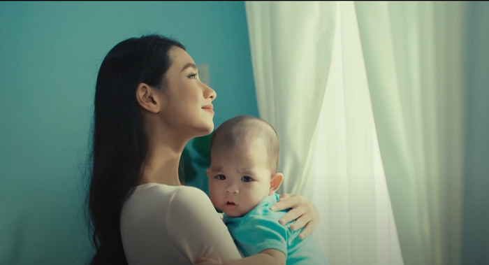 Những hình ảnh trong MV Cổ tích đời thực lấy nước mắt của khán giả.