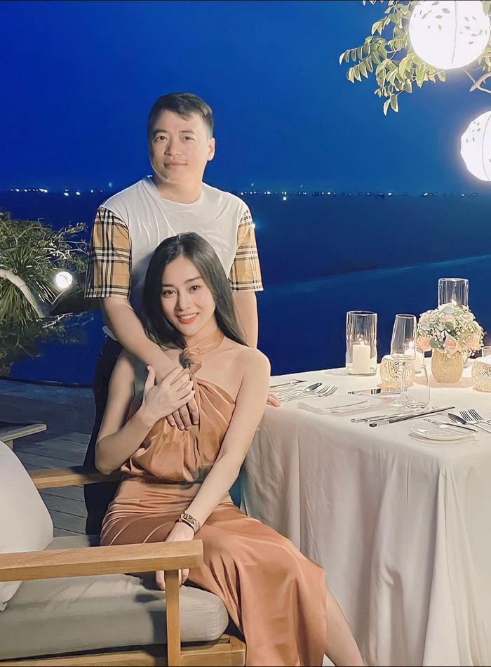 Shark Bình thoải mái dành cho Phương Oanh cử chỉ thân mật