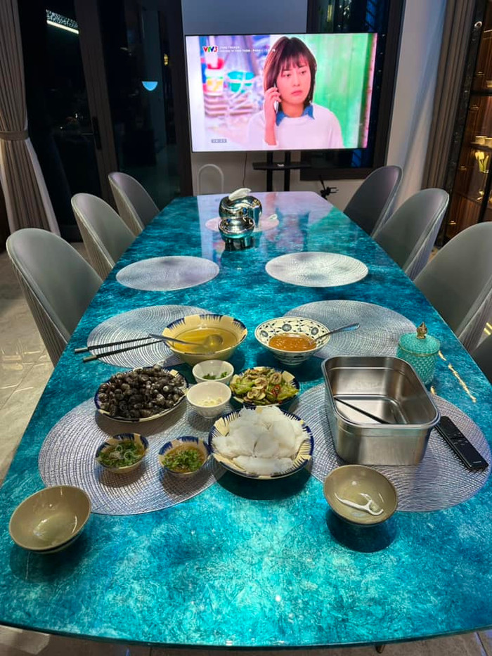 Shark Bình còn phát phim Hương vị tình thân - có sự tham gia diễn xuất của Phương Oanh để vừa thưởng thức bữa ăn, vừa xem phim