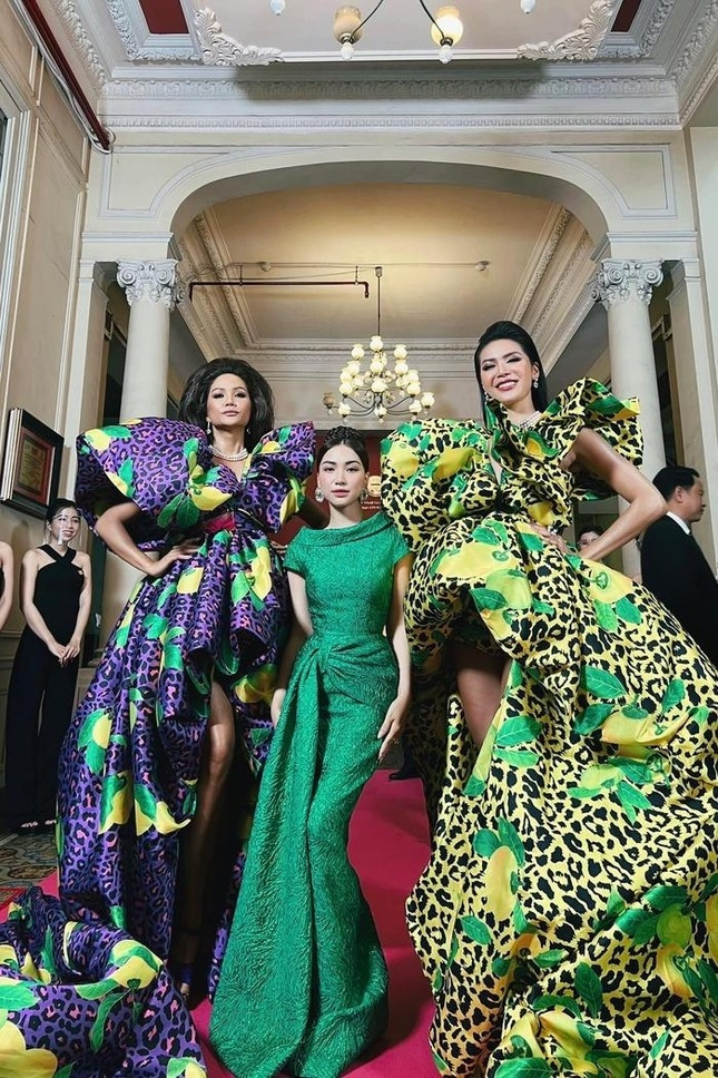 Hoà Minzy thần thái khi đọ sắc cùng dàn chân dài Vbiz.
