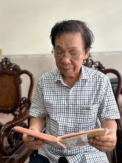 Bố của ca sĩ Tuấn Khang. 