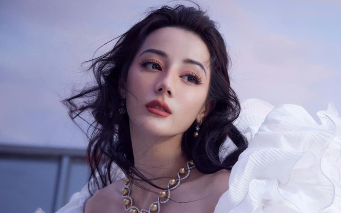 Nhan sắc cực phẩm của bố ruột Địch Lệ Nhiệt Ba Ảnh 2