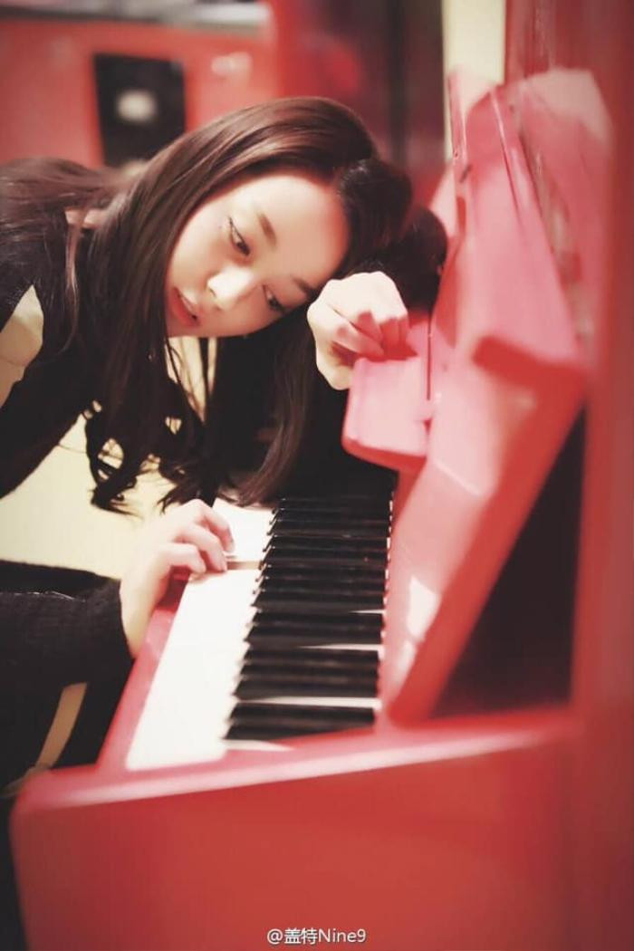 Địch Lệ Nhiệt Ba sở hữu gen trội của gia đình, không chỉ ở nhan sắc, mà còn về khả năng chơi nhạc cụ.